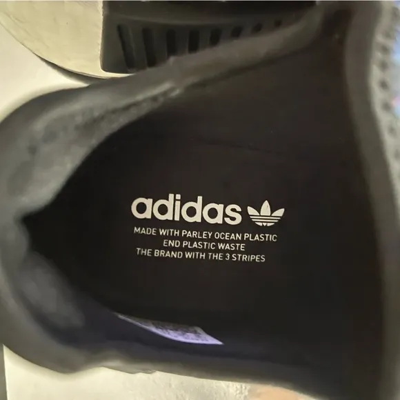 👟 ADIDAS GIRLS' BIG KIDS' ORIGINALS NMD R1 CASUAL SHOES- size 5 Big Kid/6 Women