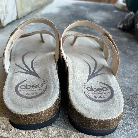 ABEO Bryce leather slip on thong tan sandal w/comfort bio system Sz-8.5.  A