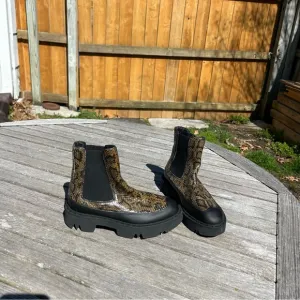 Aquatalia Holly Snake Print Lug Sole Chelsea Ankle Boots size 6.5
