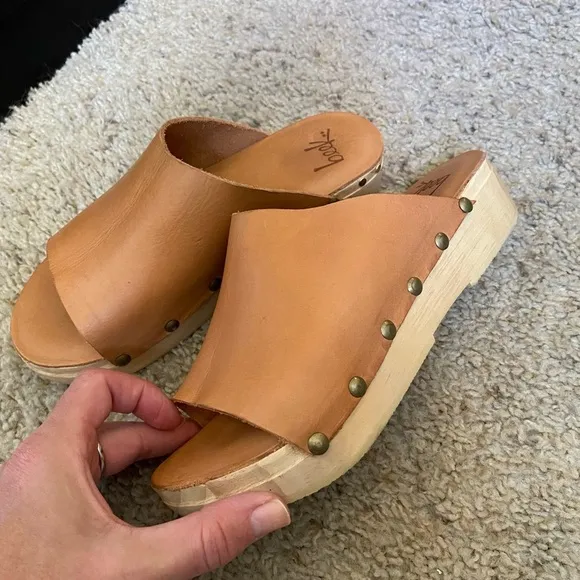 beek Women’s Monarch Sandals Wooden &amp; Leather Size 6 NWOT Slides