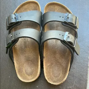 Birkenstock Black Sandals with Contoured Footbed and Adjustable Straps Zize 8