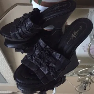 BORN genuine leather sandals
