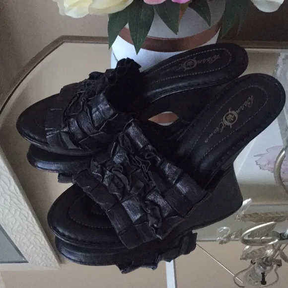 BORN genuine leather sandals