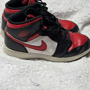 Boys Nike Air Jordan 1 Mid Sneakers Size 7Y Red Black