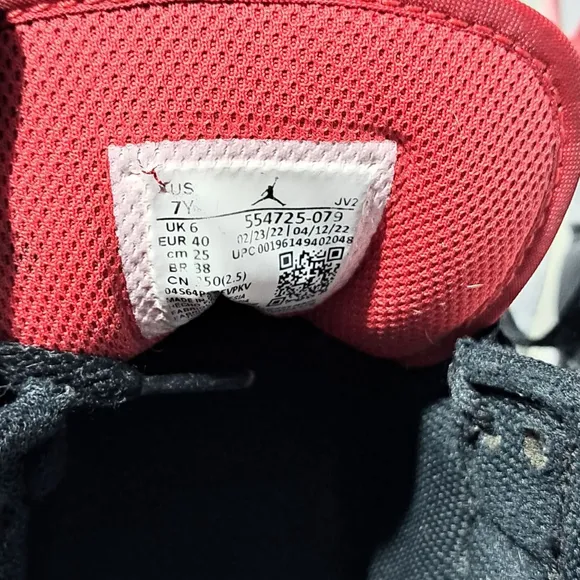 Boys Nike Air Jordan 1 Mid Sneakers Size 7Y Red Black