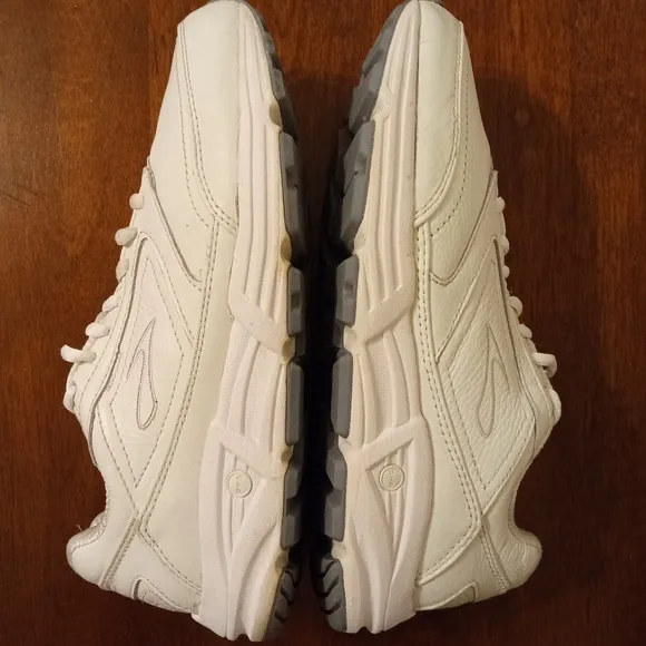 Brooks Addiction leather walking shoes