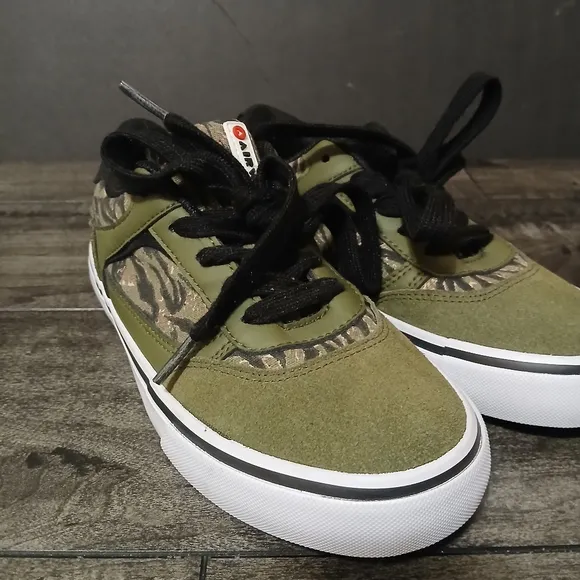 BUNDLE Airwalk Blue and Green Sneakers Versatile Casual Style Boy's Sz 3 &amp; 4