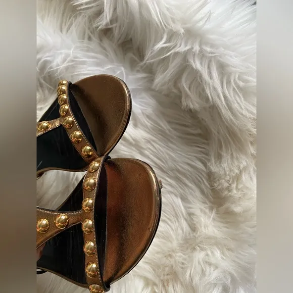 Burberry golden sandals size 37 women’s