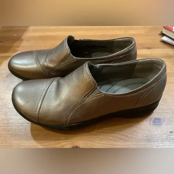 Clark’s:In motion ladies size 8 (Med)loafers metallic bronze/gold walking shoes.