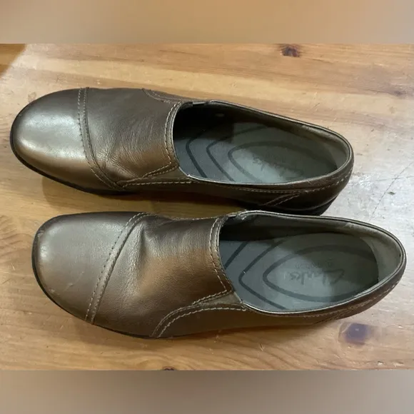 Clark’s:In motion ladies size 8 (Med)loafers metallic bronze/gold walking shoes.