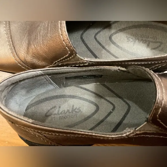 Clark’s:In motion ladies size 8 (Med)loafers metallic bronze/gold walking shoes.
