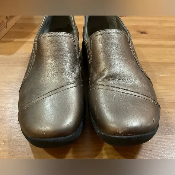 Clark’s:In motion ladies size 8 (Med)loafers metallic bronze/gold walking shoes.