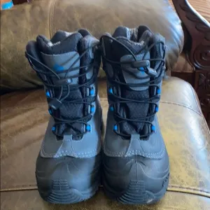 Columbia 4 youth black snow boots