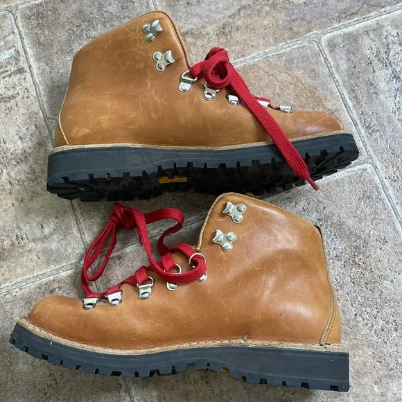 Danner Mountain LT Cascade Tan Leather Hiking Boots with Red Laces