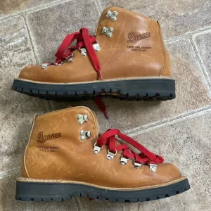 Danner Mountain LT Cascade Tan Leather Hiking Boots with Red Laces