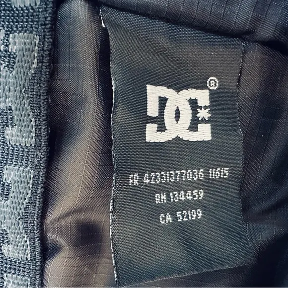 DC Shoes Ski Snowboarding 10k Jacket Adult Size Small - Hood, Multiple Pockets