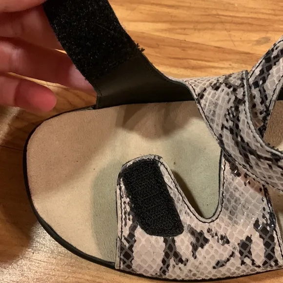 Drew Abby 9.5 Wide reptile print black taupe adjustable orthotic sandals EUC