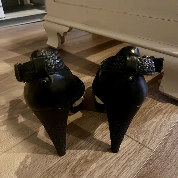 Gorgeous Stuart Weitzman Black Lanyard sandals