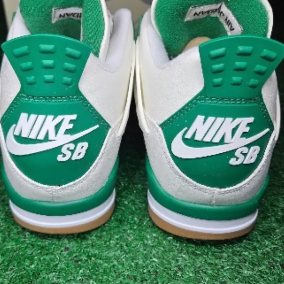 Jordan 4 SB pine green