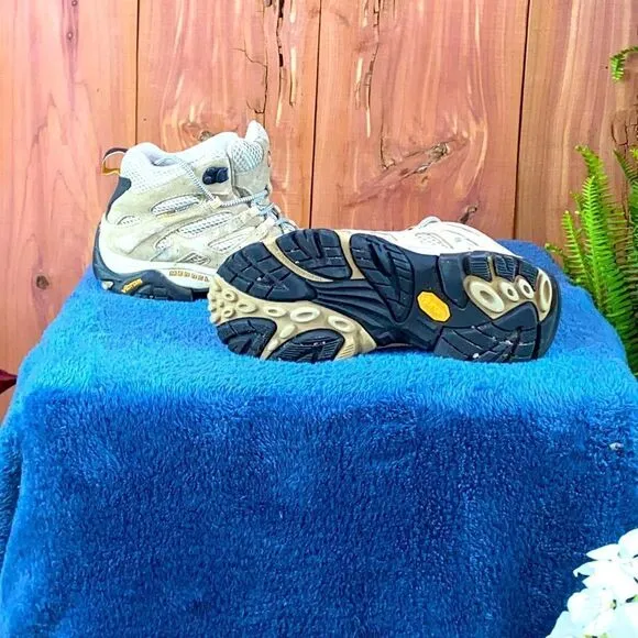 Ladies Merrell Moab above the ankle hiking boots with Vibram soles sized 7