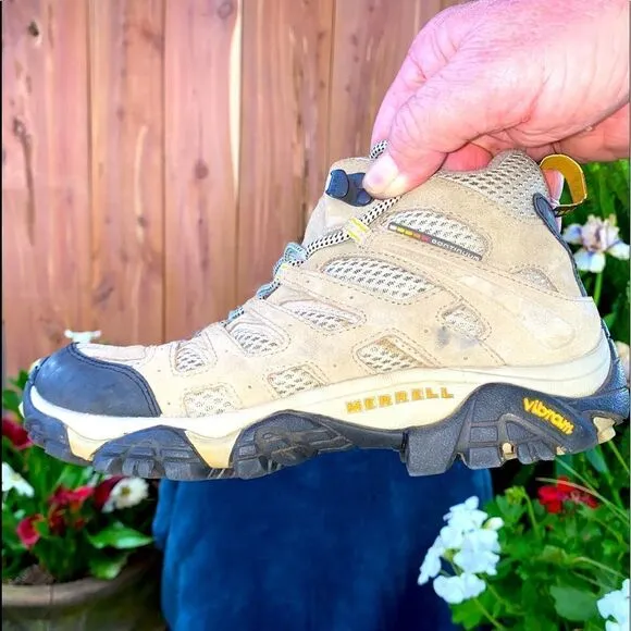 Ladies Merrell Moab above the ankle hiking boots with Vibram soles sized 7