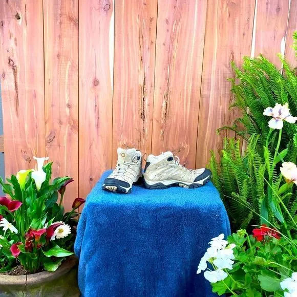 Ladies Merrell Moab above the ankle hiking boots with Vibram soles sized 7