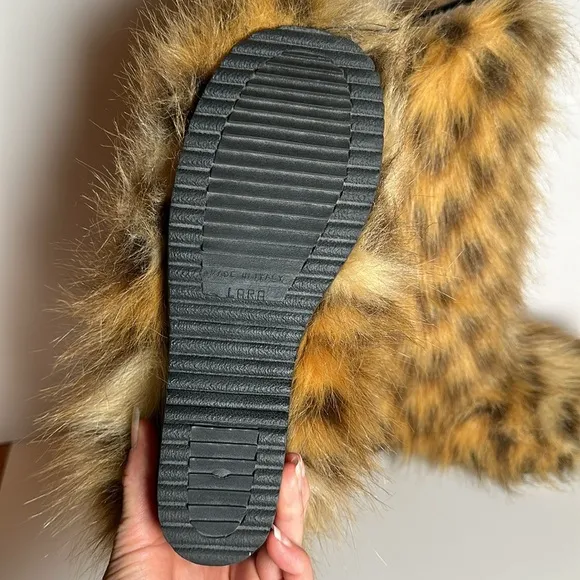 LARA BRIDGET ITALY Made New faux fur winter boots never worn stylish comfy warm