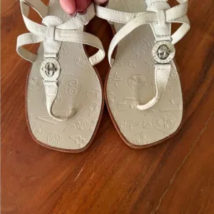 MARC JACOBS Turlock MJ logo off white leather T-sandals size 39.5  EUC