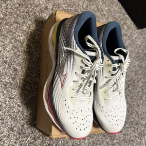 Mizuno Wave Sky 6 Running‎ Shoes in White / Hibiscus Size 7 Women's Sneakers