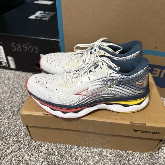 Mizuno Wave Sky 6 Running‎ Shoes in White / Hibiscus Size 7 Women's Sneakers