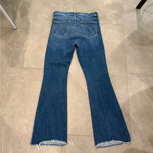 MOTHER The Weekender Fray, in Walking on Coals mid rise flare jeans size 32