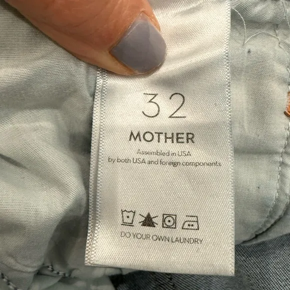 MOTHER The Weekender Fray, in Walking on Coals mid rise flare jeans size 32
