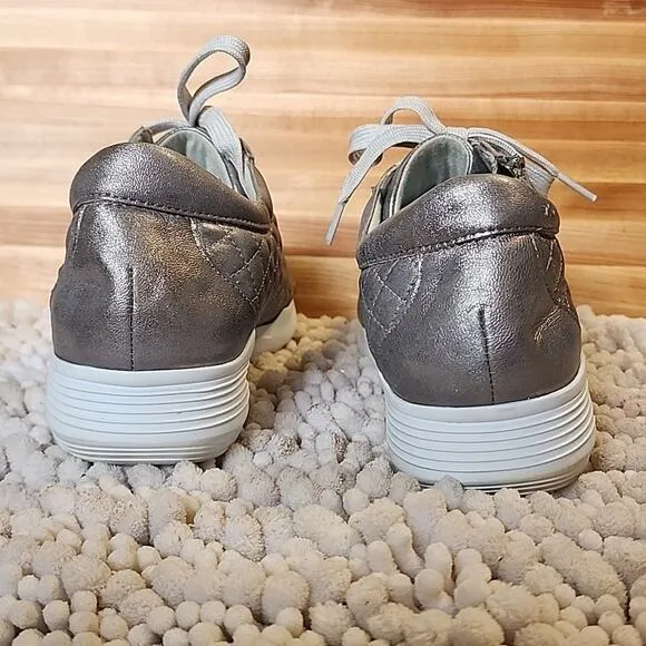 MUNRO EMMIE SILVER QUILTED LACE-UP SNEAKERS WOMAN SIZE 9.5 NWOB