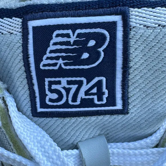 New Balance Gray and Blue Sneakers with Versatile Design