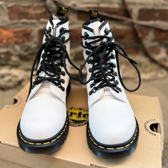 NEW Size 7 Dr. Martens White Leather 1460 Laced Virginia Platform Unisex Boots