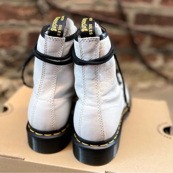 NEW Size 7 Dr. Martens White Leather 1460 Laced Virginia Platform Unisex Boots