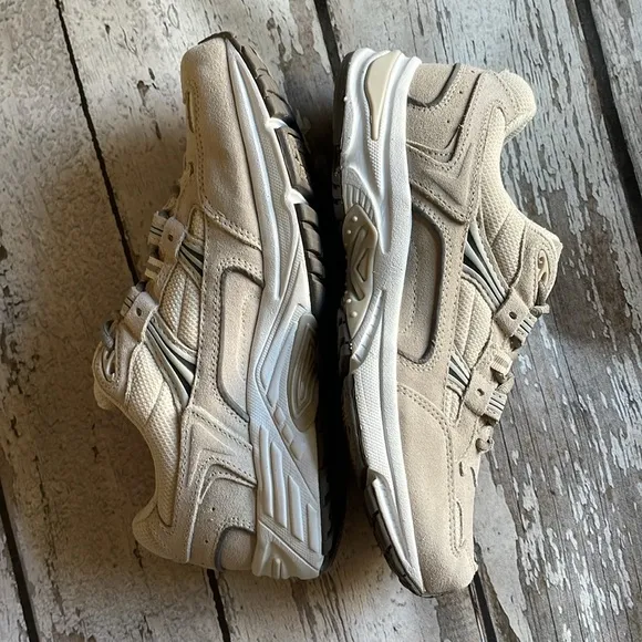 NEW!!  VIONIC Walker Women’s Sneaker Shoe - Sz 9
