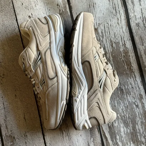 NEW!!  VIONIC Walker Women’s Sneaker Shoe - Sz 9