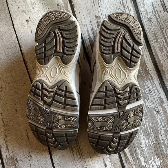NEW!!  VIONIC Walker Women’s Sneaker Shoe - Sz 9