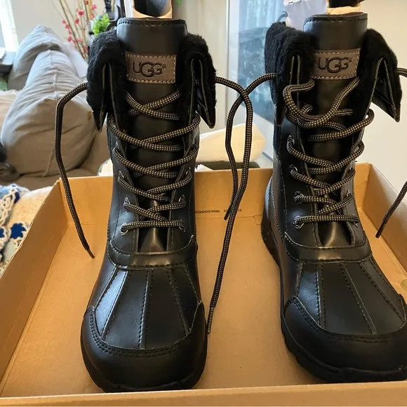 NIB brand new UGG Butte 2 Winter boots size 5/35
