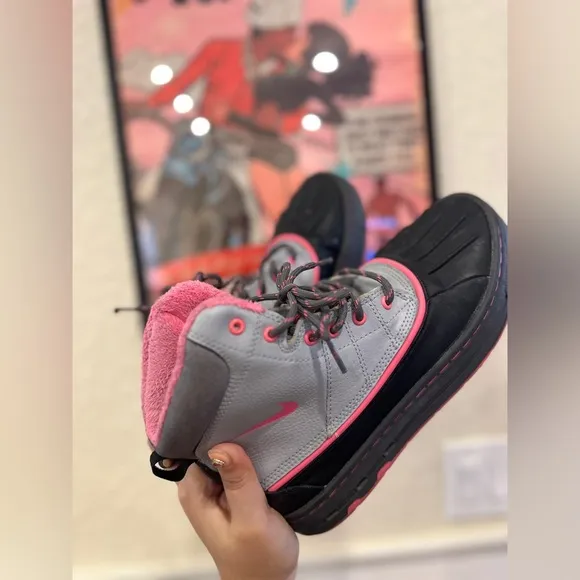 Nike ACG Snow Boots Girls 6Y Black Grey &amp; Pink