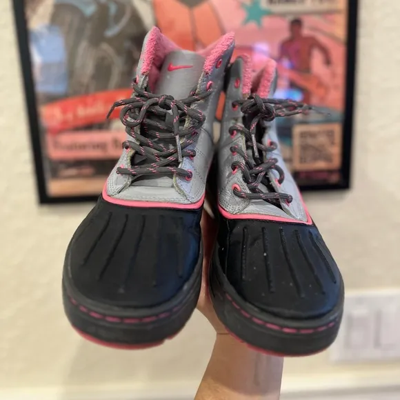 Nike ACG Snow Boots Girls 6Y Black Grey &amp; Pink