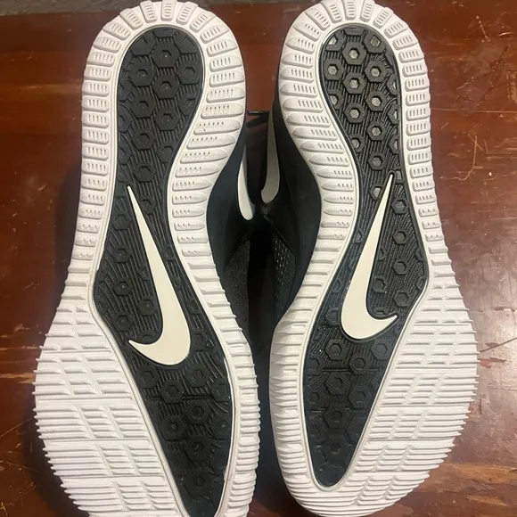 Nike Black and White Athletic Hyperace 2 fits men size 10 new