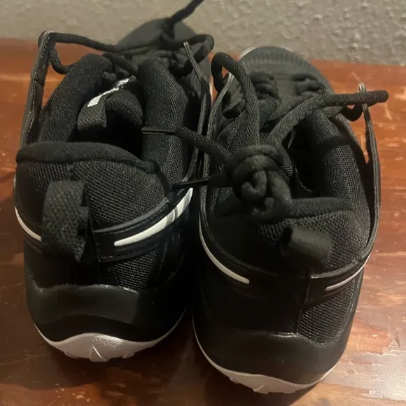 Nike Black and White Athletic Hyperace 2 fits men size 10 new