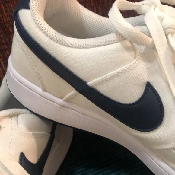 NIKE (COURT VISION) ATHLETIC SHOES
