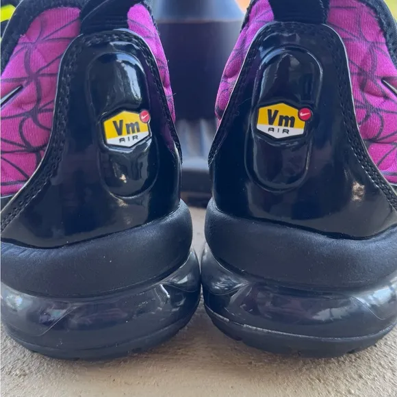 Nike Mens 7.5 Vapormax Purple and Black Athletic Shoes with Air Cushioning