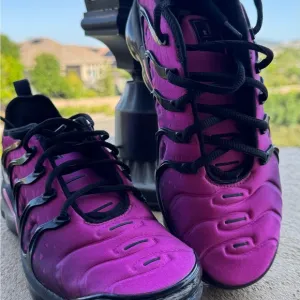 Nike Mens 7.5 Vapormax Purple and Black Athletic Shoes with Air Cushioning