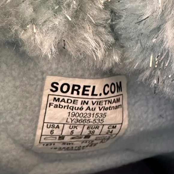 NWT Sorel Whitney snow boots, size 6Y