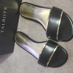 Nwt 𝅺Talbots candy sandals black 8m