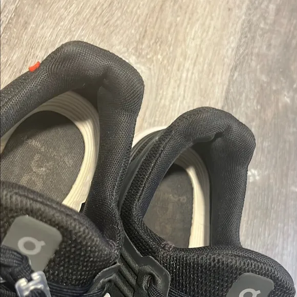 On Cloud Swift Black Athletic Shoes
